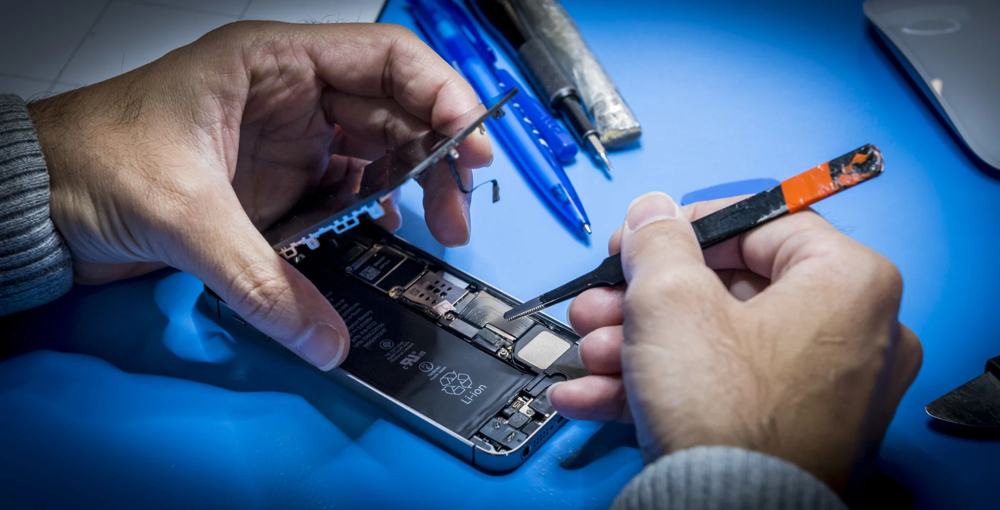 Smartphone reparatie op een werkbank